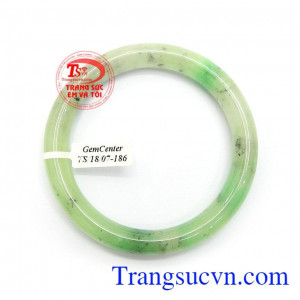 Vòng ngọc cẩm thạch giá tốt có tác dụng mang lại may mắn, bình an và hạnh phúc cho người đeo