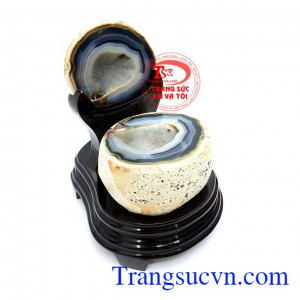 Đặt Tụ bát bảo trên bàn học, bàn làm việc giúp đầu óc tỉnh táo, sang suốt, đặt ở phòng khách, phòng ngủ để tích tụ năng lượng, gia tăng cát khí, đặt tại nơi bán hàng để chiêu tài phát lộc