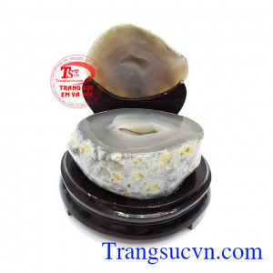 Tụ Bát Bảo Mã Não Thành Công có tác dụng mang lại may mắn, chiêu tài tác lộc, tiêu trừ hung khí, gia tăng cát khí