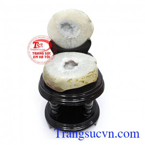 tụ bát bảo phù hợp đặt tại bàn làm việc, bàn học giúp đầu óc sáng suốt, đặt tại phòng khách, phòng ngủ nhằm thu hút nguồn năng lượng tốt, giải trừ tà khí, đặt nơi bán hàng nhằm thu hút tài lộc, của cải