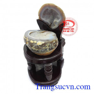 Tụ bát bảo có thể đặt trên bàn làm việc, bàn học giúp đầu óc tỉnh táo sáng suốt; đặt trong phòng khách, phòng ngủ để tích tụ năng lượng gia tăng cát khí; đặt nơi bán hàng để chiêu tài tác lộc