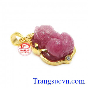 Thiết kế đơn giản, trang nhã làm tôn lên nét đẹp vốn có của người đeo