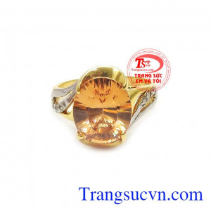 Đá nhân tạo được gắn hài hòa với chiếc nhẫn