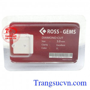 Kim Cương Nhân Tạo 3.0 ly được chiếu dưới ánh sáng, những viên đá kim cương sẽ tạo ra một vẻ đẹp lung linh huyền ảo, mang đến vẻ đẹp sang trọng, tinh tế cùng với may mắn cho chủ nhân