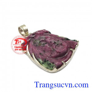 Chạm khắc tỉ mỉ, cẩn thận làm tôn lên vẻ đẹp của mặt dây