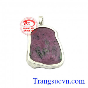 Mặt đá được bọc bạc đảm bảo độ bền đẹp cho sản phẩm