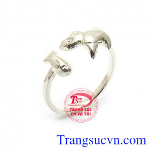 Nhẫn Bạc Nữ Độc Đáo đeo hợp phong cách thời trang, với đường nét thiết kế tôn lên sự trẻ trung, cá tính và phong cách phái đẹp