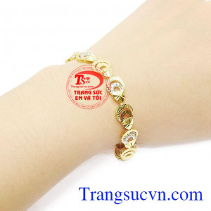 Chế tác từ vàng tây 10k sáng bóng, bền đẹp