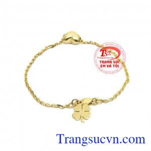 Thiết kế xinh đẹp, đáng yêu với hình trái tim và cỏ bốn lá