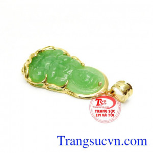 Sản phẩm có thể kết hợp cùng dây chuyền vàng, dây da hoặc dây cao su