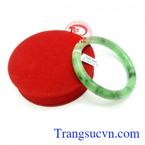 Vòng Ngọc Phỉ Thúy An Yên đeo đẹp, sang trọng, vòng ngọc phỉ thúy còn có tác dụng giải trừ tà khí, mang lại tài lộc, may mắn và bình an cho người đeo