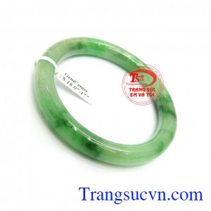 Vòng ngọc Phỉ Thúy chứa nguồn năng lượng dồi dào, có tác dụng giải trừ tà khí, mang lại may mắn, bình an và tài lộc cho người đeo