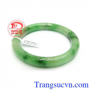 Vòng Ngọc Phỉ Thúy Hưng Thịnh màu sắc đẹp, chất lượng cao, đeo hợp thời trang và phong thủy, mang lại sự sang trọng, quý phái