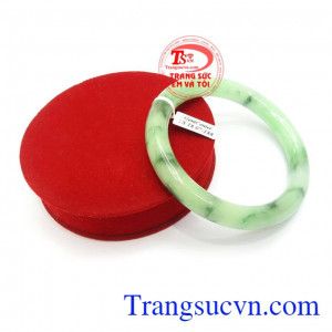 Vòng ngọc phỉ thúy trong phong thủy có tác dụng giải trừ tà khí, mang lại bình an, may mắn cho người đeo