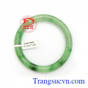 Vòng Tay Phỉ Thúy Cát Tường chứa nguồn năng lượng tốt dồi dào, có tác dụng giải trừ tà khí, mang lại may mắn, bình an và tài lộc cho người đeo