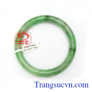 Vòng Ngọc Phỉ Thúy Phát Lộc là kết tinh của thiên nhiên, chứa nguồn năng lượng dồi dào, mang lại may mắn, bình an và tài lộc cho người đeo