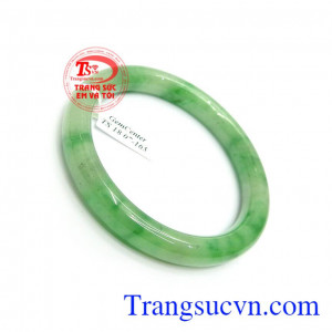 Vòng Ngọc Phỉ Thúy Công Danh có tác dụng chiêu tài, tác lộc, giải trừ tà khí, mang lại tài lộc, bình an và may mắn cho phái đẹp