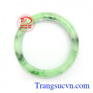 Vòng Ngọc Phỉ Thúy Thịnh Vượng đeo đẹp, thời trang sang trọng, ngọc phỉ thúy là kết tinh của thiên nhiên chứa nguồn năng lượng dồi dào, có tác dụng mang lại bình an, may mắn và tài lộc cho người đeo