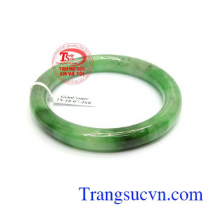 Vòng Ngọc Phỉ Thúy Lộc Phúc đeo hợp phong cách phái đẹp, tôn lên sự quý phái, sang trọng và tinh tế