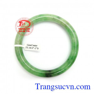 Vòng ngọc phỉ thúy chứa nguồn năng lượng dồi dào, là kết tinh của thiên nhiên nên có tác dụng giải trừ hung khí, chiêu tài lộc, mang lại may mắn và bình an