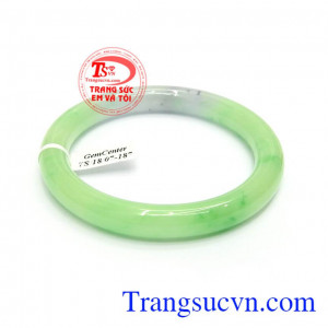 Vòng Phỉ Thúy Thiên Nhiên Như Ý tôn lên sự sang trọng, quý phái cho phái đẹp