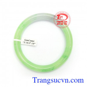 Ngọc phỉ thúy còn chứa nguồn năng lượng dồi dào, là kết tinh của thiên nhiên vì vậy có tác dụng giải trừ tà khí, chiêu tài lộc, mang lại may mắn, bình an, và hạnh phúc cho người đeo