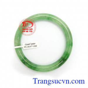 Vòng ngọc phỉ thúy là kết tinh của thiên nhiên, chứa nguồn năng lượng tốt dồi dào, có tác dụng tốt cho sứa khỏe, giải trừ tà khí, mang lại may mắn, bình an và tài lộc trong cuộc sống