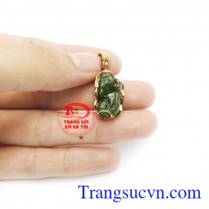 Sản phẩm có thể kết hợp với dây chuyền vàng hoặc dây da