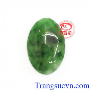 Mặt ngọc phỉ thúy trong phong thủy có tác dụng giải trừ tà khí, mang lại bình an, may mắn cho chủ nhân