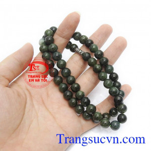 Trang sức đá quý, kết hợp với nhiều trang phục