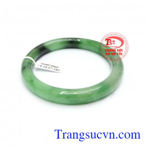 Vòng ngọc cẩm thạch xanh có tác dụng giải trừ tà khí, mang lại may mắn, bình an và hạnh phúc cho người đeo