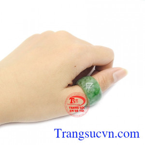 Ngọc cẩm thạch được khách hàng rất yêu thích bởi ngọc mang nguồn năng lượng dồi dào, giúp người dùng luôn có động lực mạnh mẽ, lạc quan trong cuộc sống.