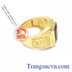 Nhẫn nam ngọc nephrite tinh tế là sản phẩm ngọc thiên nhiên, hai bên có khắc chữ phúc, chữ thọ mang ý nghĩa tốt lành