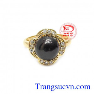 Viên ngọc trai đen được làm đá chủ kết hợp cùng vàng mang lại sự sang trọng