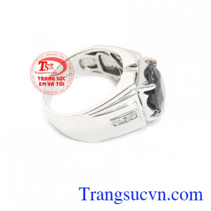 Saphir đen mang biểu tượng sự thịnh vượng, quyền uy, sức khỏe và hạnh phúc cho người đeo