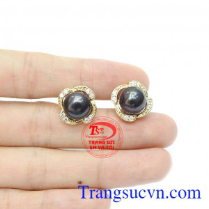 Hoa tai ngọc trai dễ dàng kết hợp với nhiều trang phục