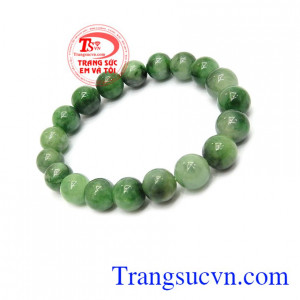 Trong phong thủy, ngọc cẩm thạch mang lại nhiều may mắn, sức khỏe, tiền tai cho người đeo