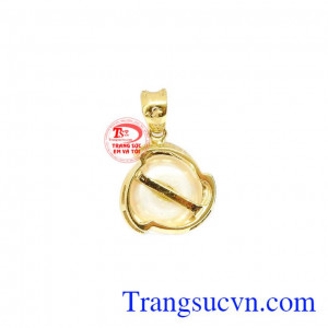 Mặt dây được chế tác từ vàng 10k và ngọc trai trắng