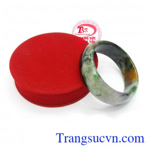 Vòng Ngọc Cẩm Thạch Phú Quý chứa nguồn năng lượng dồi dào có khả năng đẩy lùi những điều không hay, giúp con người thu về tiền tài cũng như sức khỏe