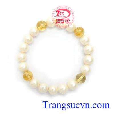 Chuỗi Tay Ngọc Trai May Mắn đeo thời trang sang trọng với sự kết hợp giữa thạch anh vàng và thiên nhiên tôn lên sự mới lạ, độc đáo, phù hợp nhiều phong cách thời trang phái đẹp