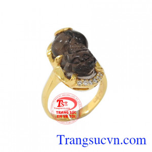 Nhẫn nữ tỳ hưu thạch anh khói là sản phẩm thạch anh thiên nhiên