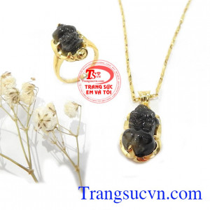 Sapphire là biểu tượng của tình yêu, hôn nhân bền vững, sự giàu có và lòng chung thủy