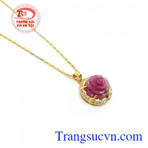 Ruby còn là tượng trưng cho Mặt Trời, quyền lực, tự do, may mắn và vui vẻ, vì vậy là lá bùa may mắn không thể thiếu của nhiều người