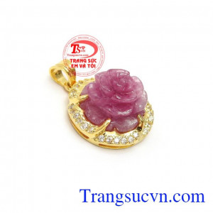 Mặt Dây Ruby Hưng Vượng với chạm khắc hình bông học tinh xảo sắc nét mang lại sự sang trọng, phù hợp nhiều loại dây chuyền và phong cách phái đẹp