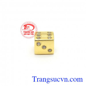 Mặt Dây Vàng Nữ Độc Đáo kiểu dáng mới lạ, chế tác độc đáo đem đến cho phái đẹp sự phong cách, cá tính và sang trọng, dễ dàng kết hợp với nhiều loại dây chuyền khác nhau