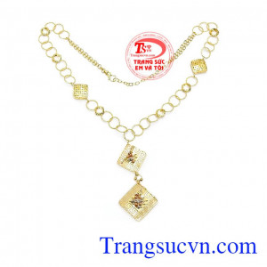 Phù hợp với nhiều kiểu trang phục