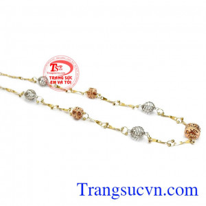 Sản phẩm là sự kết hợp hoàn hảo của vàng hồng, vàng trắng và vàng màu