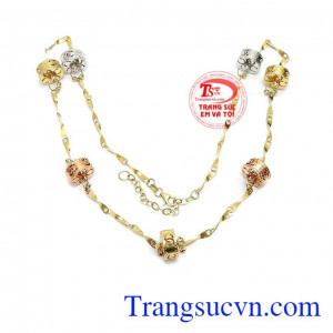 Sản phẩm kết hợp hài hòa giữa vàng hồng, vàng trắng, và vàng hồng