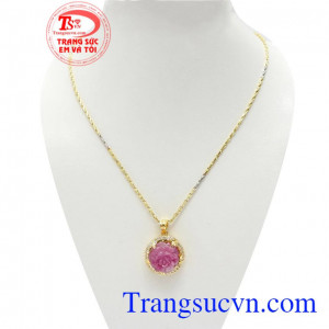 Bộ Dây Chuyền Ruby May Mắn kết hợp giữa dây chuyền 10k ưa chuộng và mặt dây Ruby bọc vàng 14k sang trọng, đẳng cấp