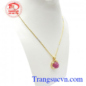Bộ Dây Chuyền Ruby May Mắn với Ruby tượng trưng cho Mặt Trời, quyền lực, tự do, may mắn và vui vẻ, vì vậy là lá bùa may mắn không thể thiếu của nhiều người